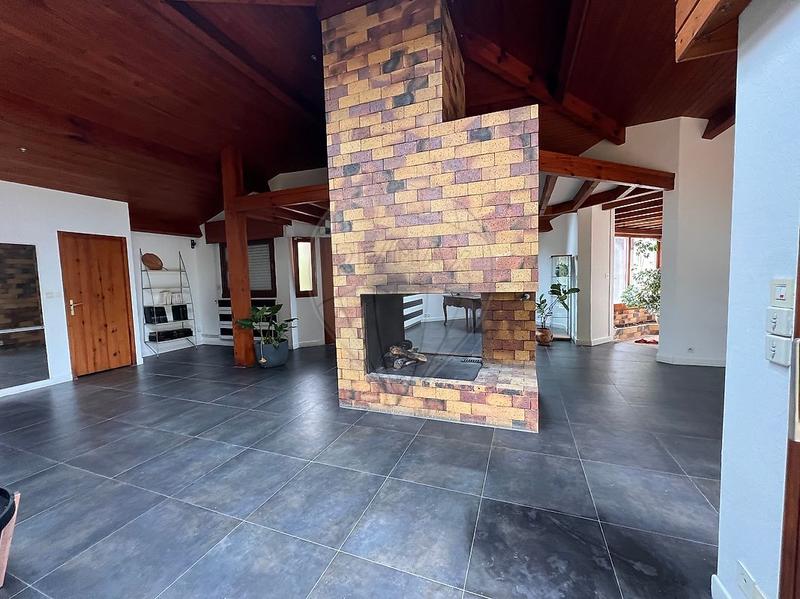 Propriété - 264 m² - 6 pièces