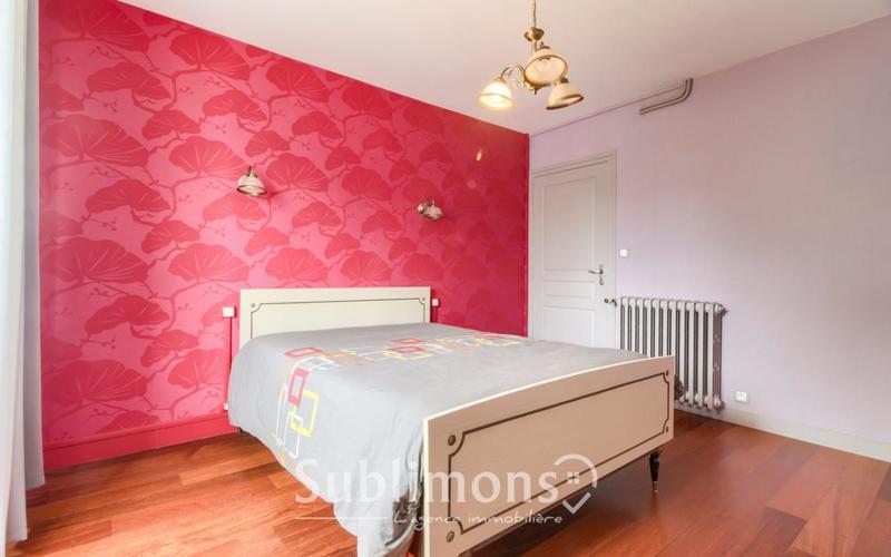 Maison traditionnelle - 230 m² - 7 pièces