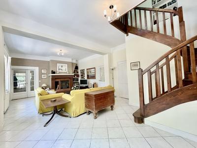 Maison traditionnelle - 236 m² - 9 pièces