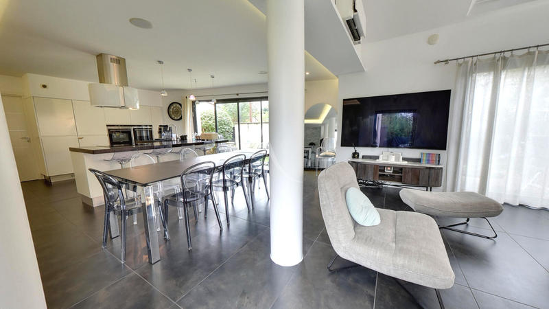 Maison - 212 m² - 8 pièces