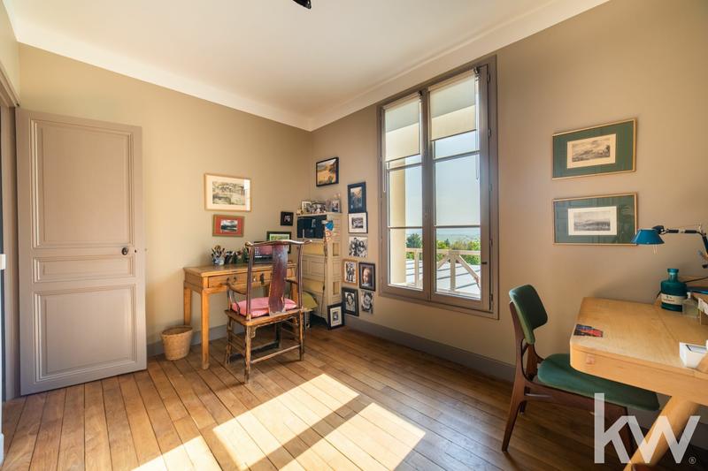 Maison - 220 m² - 8 pièces