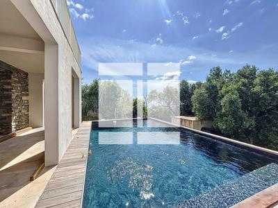 Villa - 200 m² - 9 pièces