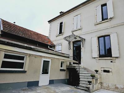Maison - 285 m² - 9 pièces