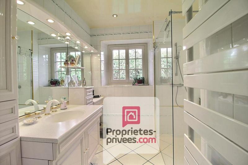 Maison - 210 m² - 8 pièces