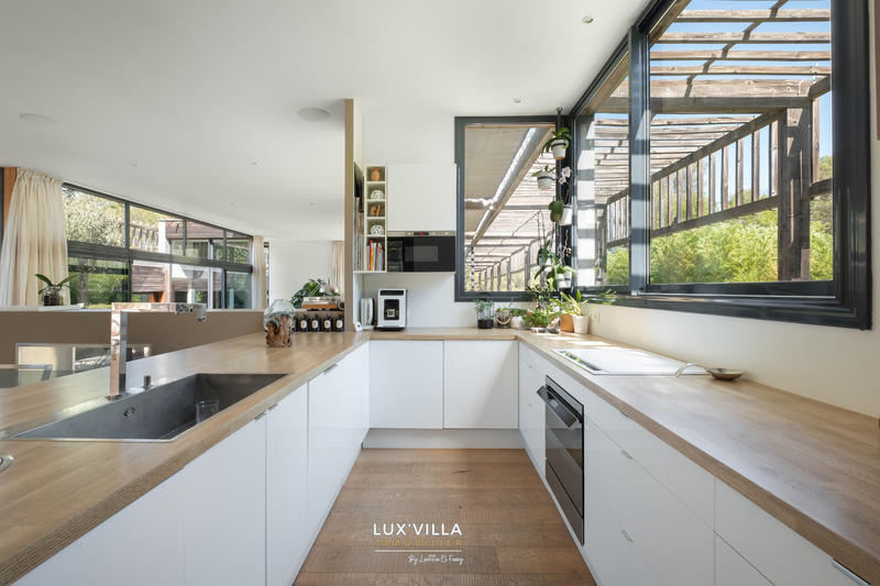 Villa - 295 m² - 10 pièces