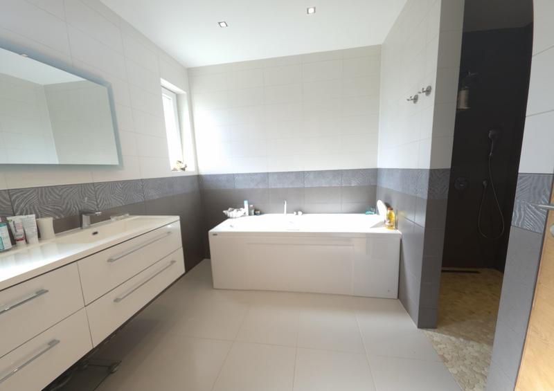 Maison - 218 m² - 9 pièces