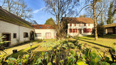 Maison - 1 140 m² - 35 pièces