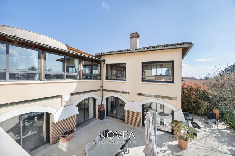 Maison - 242 m² - 10 pièces