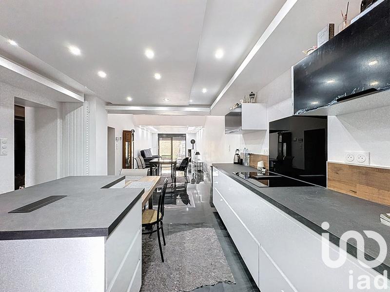 Maison - 250 m² - 10 pièces