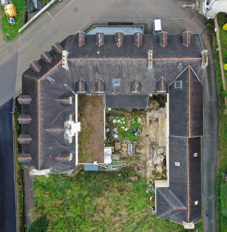 Maison - 1 260 m² - 41 pièces