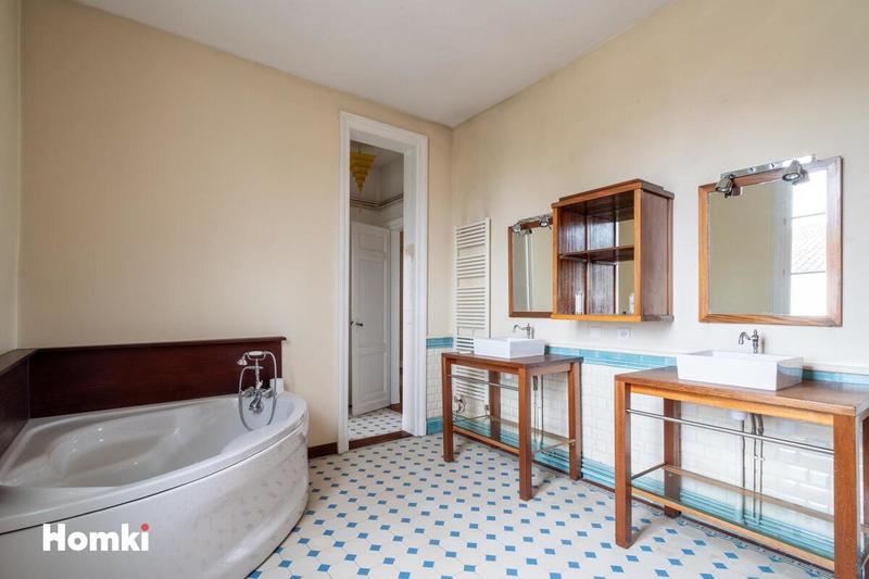 Maison - 270 m² - 8 pièces