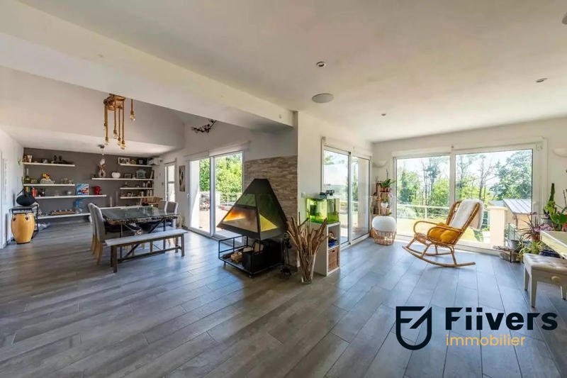 Maison - 239 m² - 8 pièces