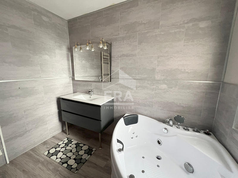 Maison - 216 m² - 9 pièces