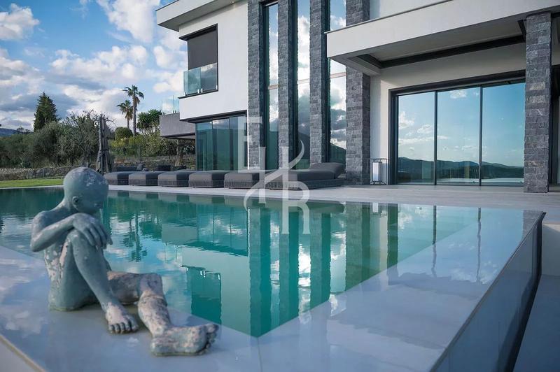 Villa - 420 m² - 8 pièces