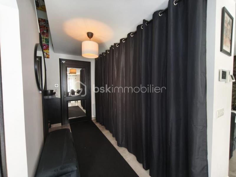 Maison traditionnelle - 251 m² - 7 pièces