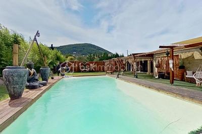 Villa - 254 m² - 10 pièces