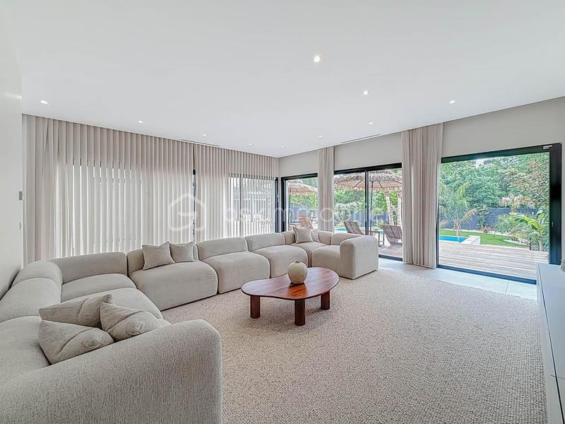 Maison - 213 m² - 6 pièces