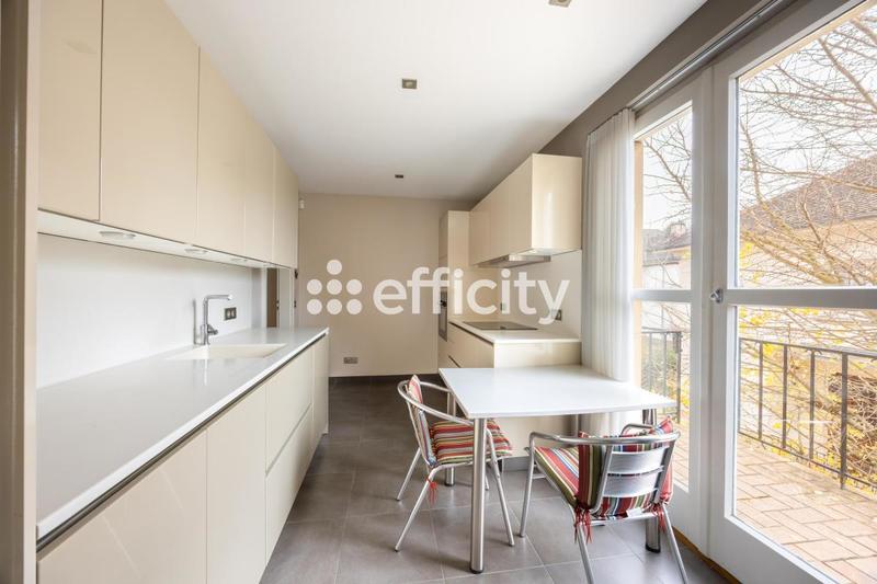 Maison - 288 m² - 9 pièces