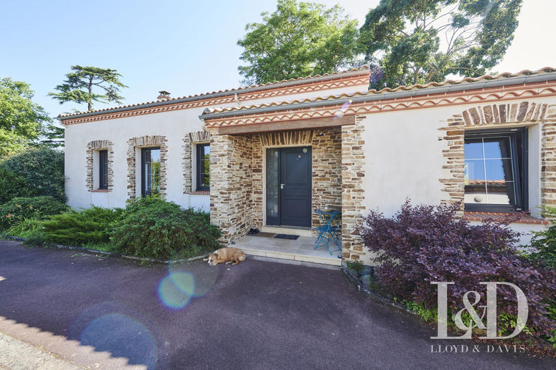 Maison - 460 m² - 10 pièces