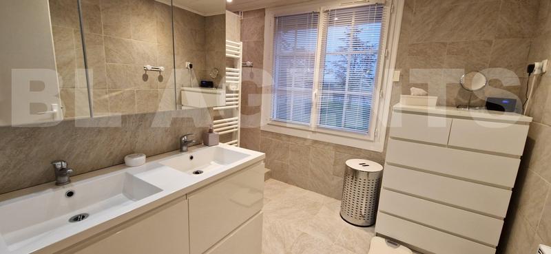 Propriété - 244 m² - 10 pièces