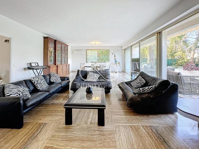 Propriété - 340 m² - 6 pièces