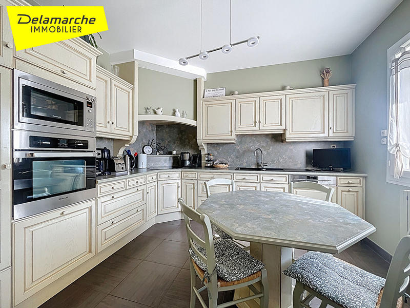 Maison - 242 m² - 9 pièces