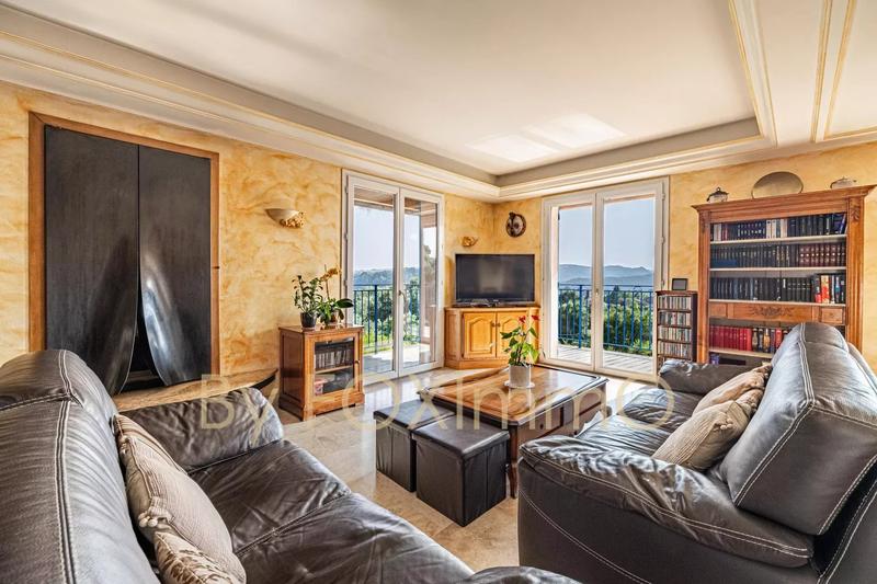 Maison - 240 m² - 8 pièces