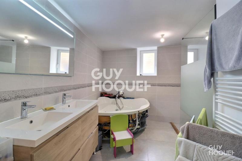 Maison - 216 m² - 7 pièces