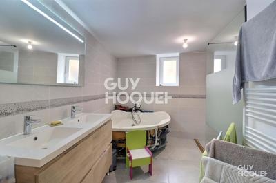 Maison - 216 m² - 7 pièces