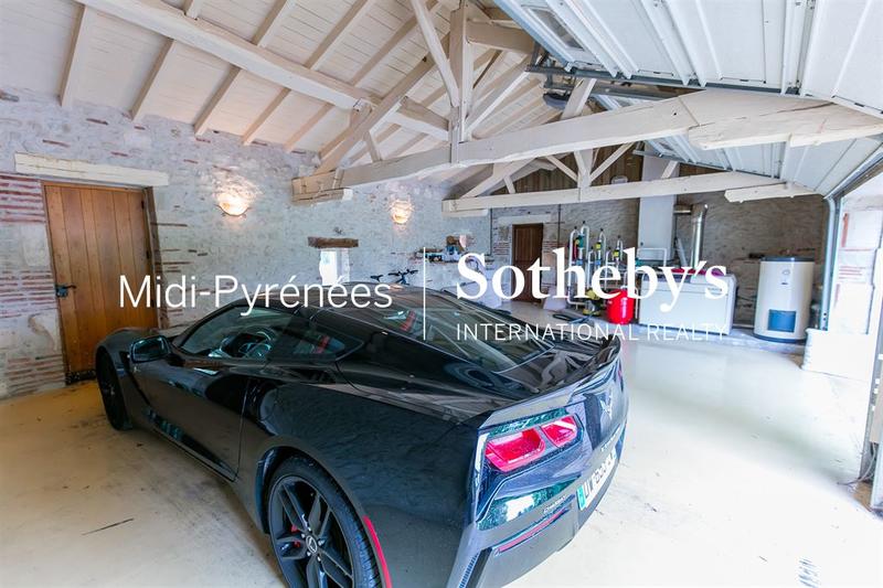 Maison - 850 m² - 10 pièces