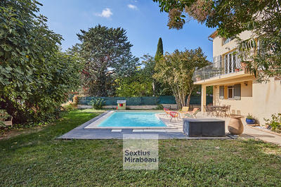 Maison - 245 m² - 9 pièces