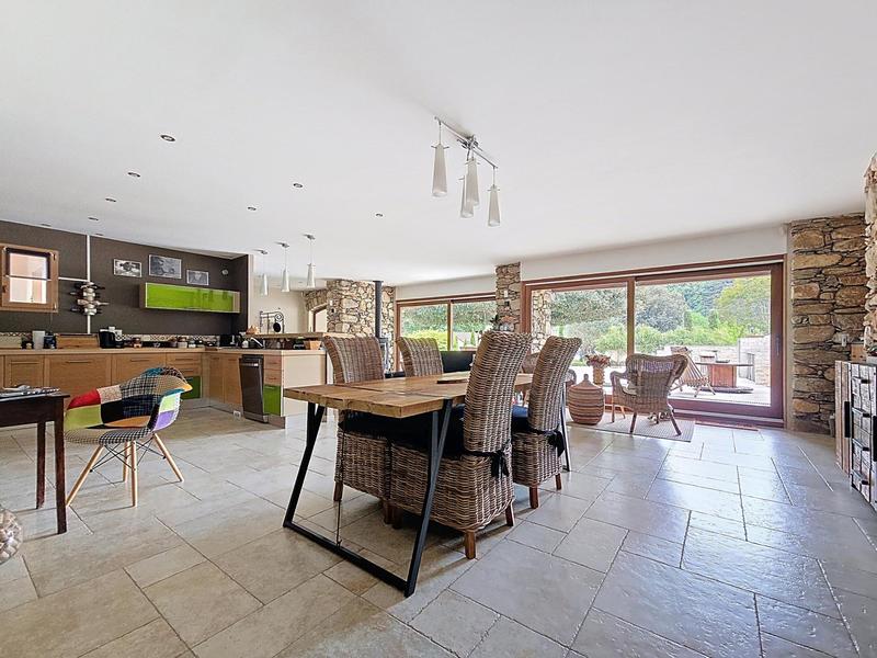 Maison - 220 m² - 7 pièces