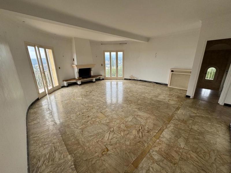 Maison - 330 m² - 8 pièces