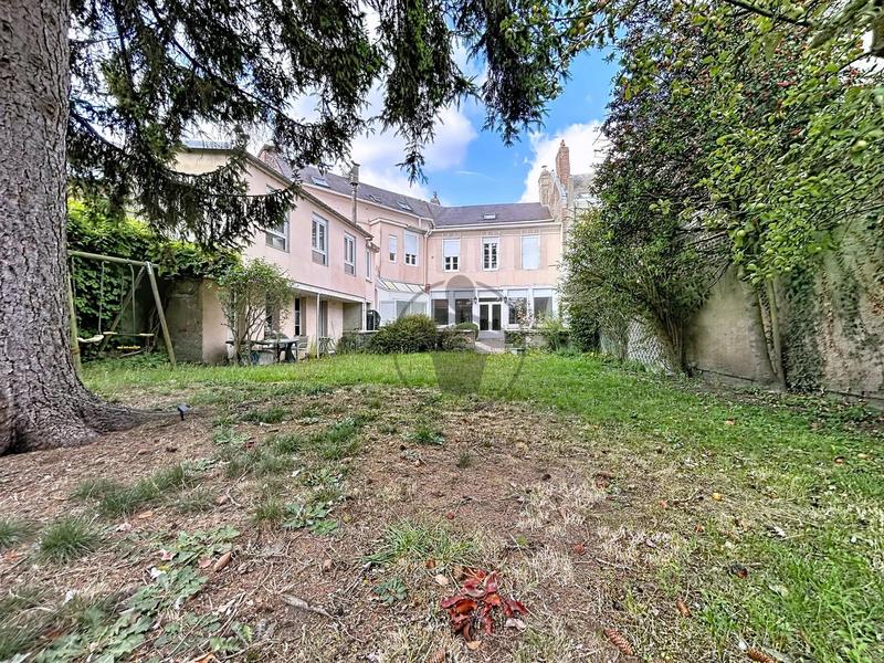 Maison - 237 m² - 9 pièces