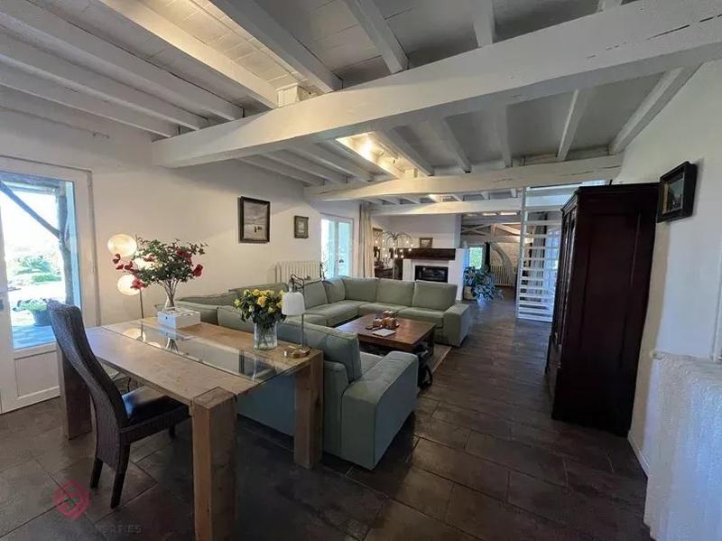 Propriété - 280 m² - 9 pièces