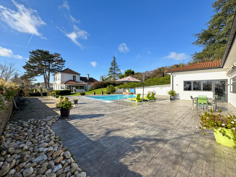 Maison - 350 m² - 10 pièces