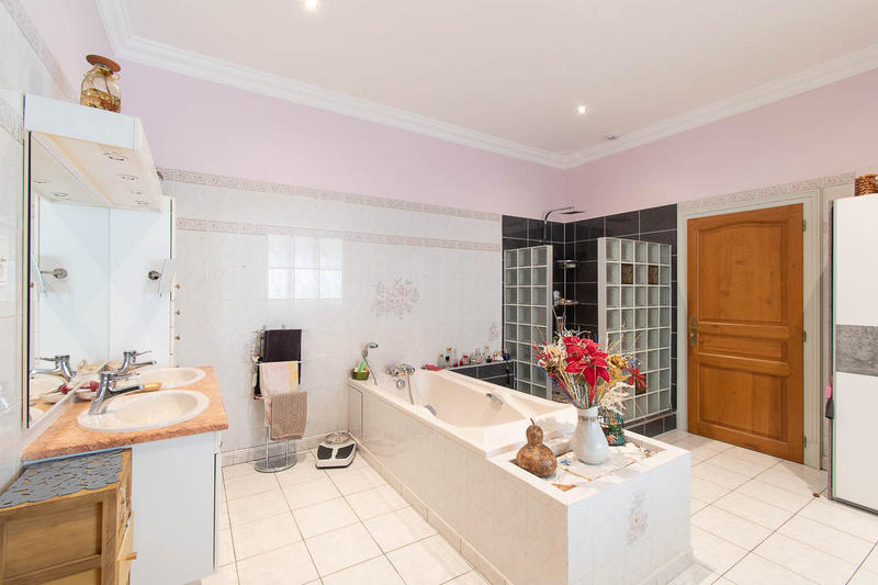 Maison - 245 m² - 8 pièces