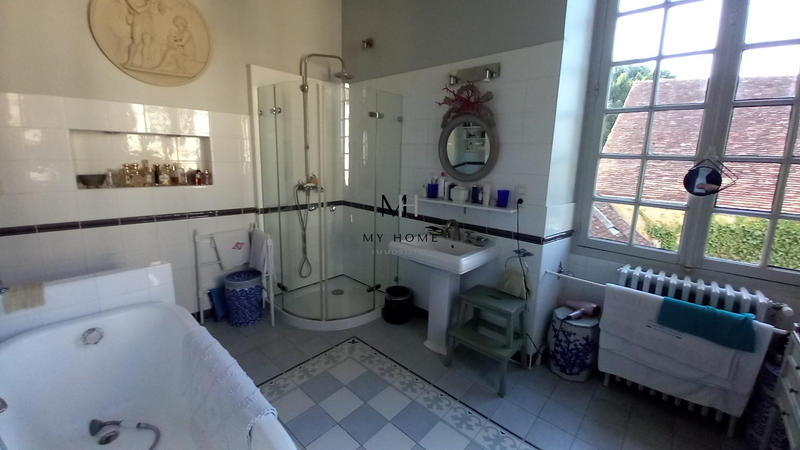 Maison - 330 m² - 9 pièces