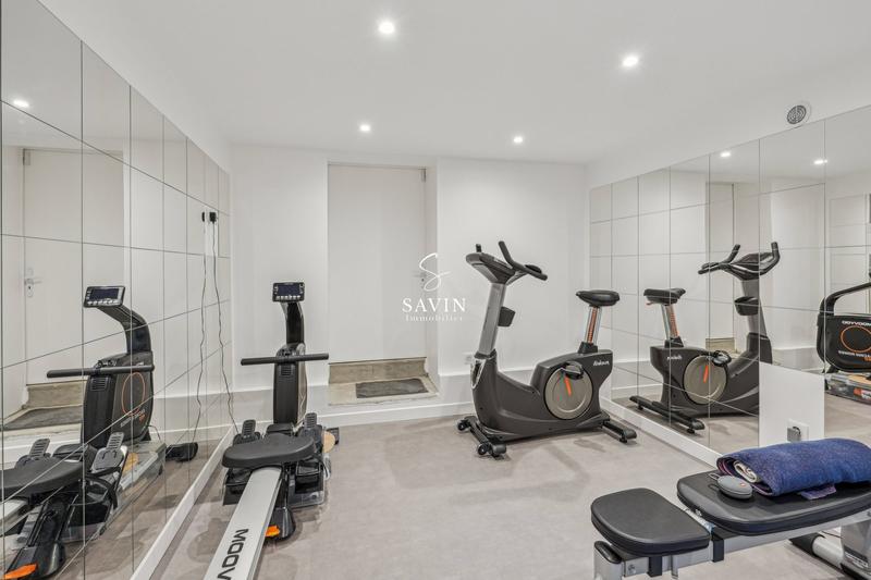 Maison - 247 m² - 8 pièces