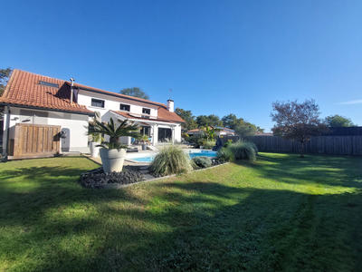 Maison - 250 m² - 9 pièces