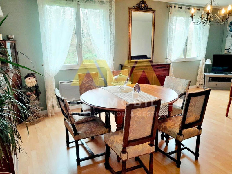 Maison - 209 m² - 9 pièces