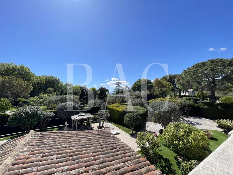 Villa - 200 m² - 10 pièces