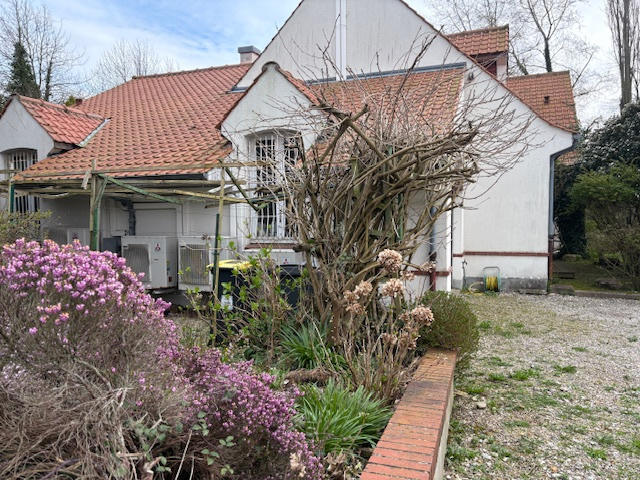 Pavillon - 223 m² - 9 pièces