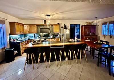 Maison - 281 m² - 9 pièces