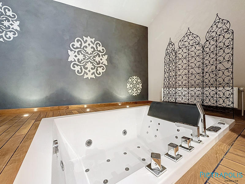 Maison - 380 m² - 5 pièces