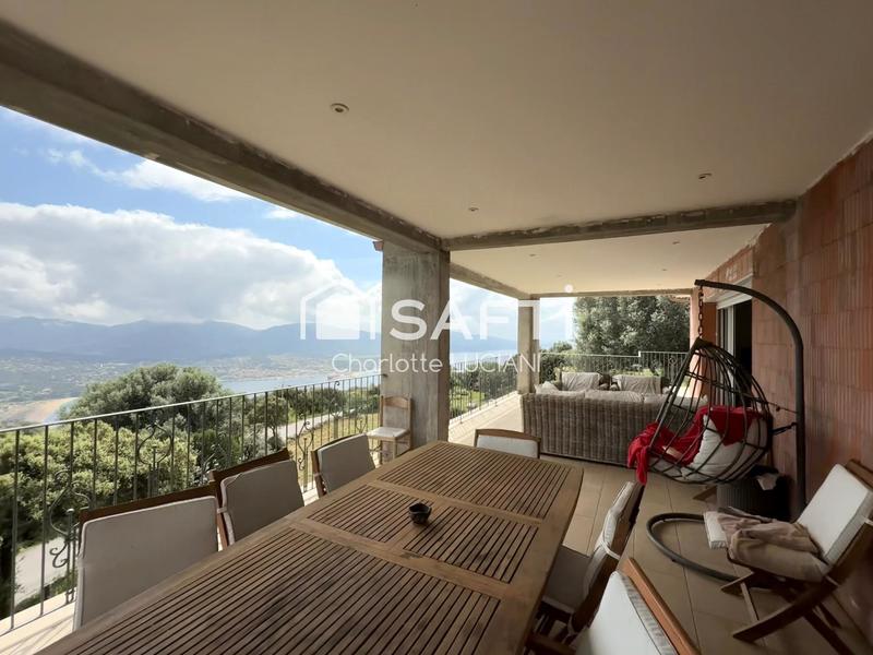 Villa - 263 m² - 9 pièces