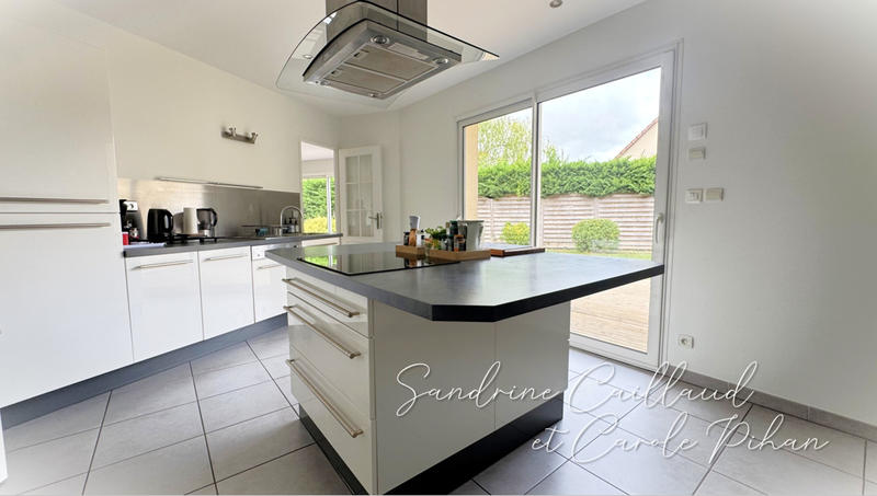 Maison - 243 m² - 10 pièces