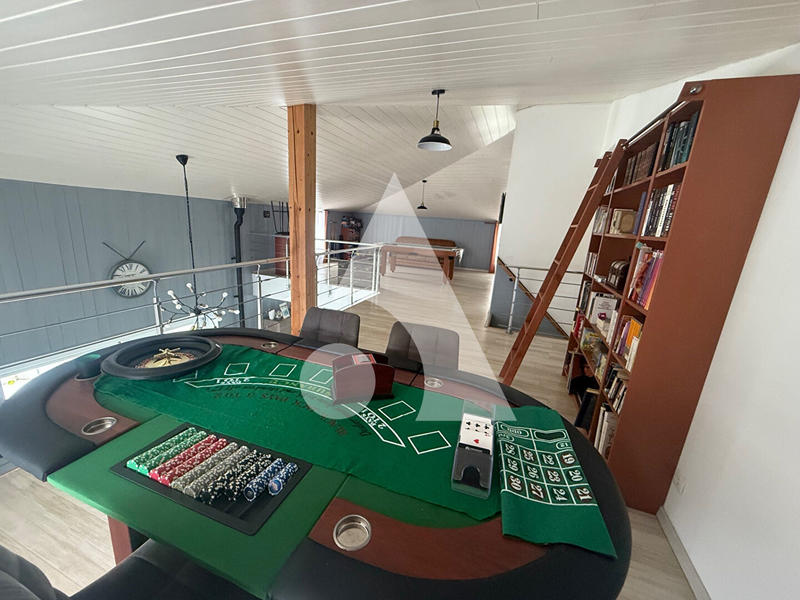 Maison - 260 m² - 6 pièces