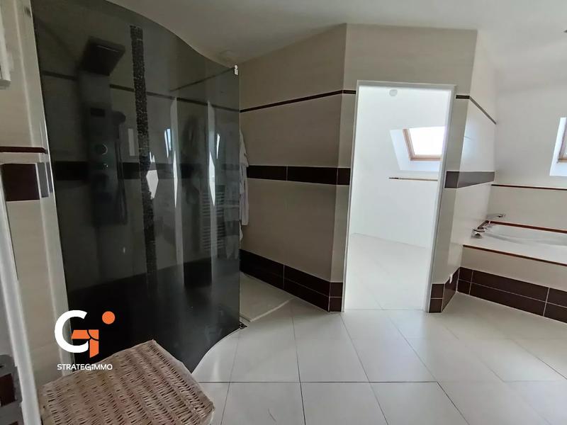 Maison - 175 m² - 8 pièces