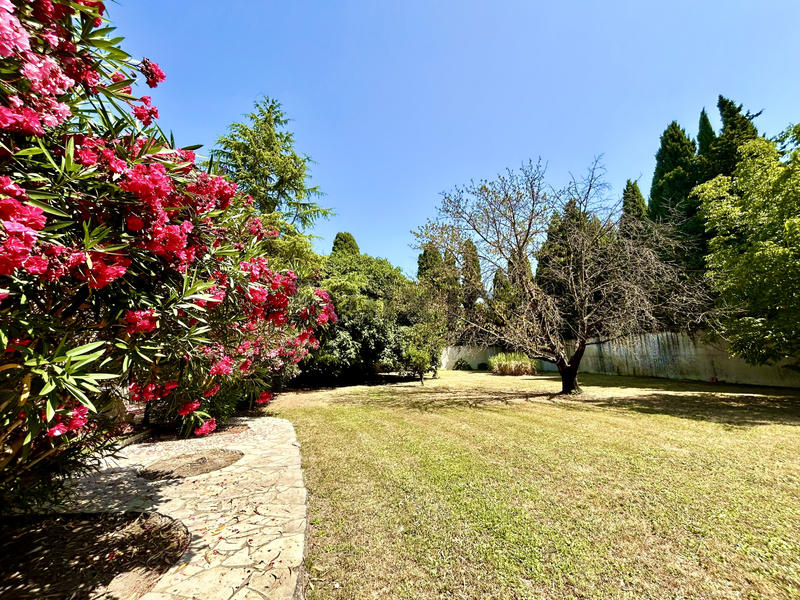 Propriété - 767 m² - 30 pièces